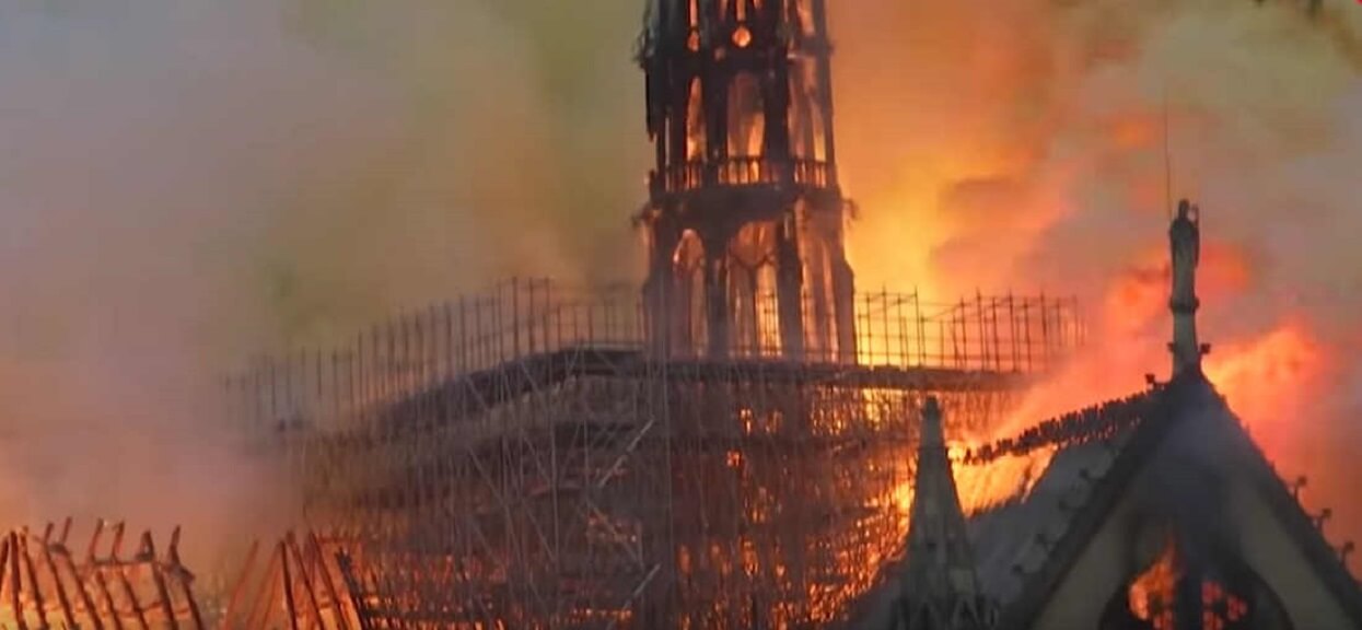 Prawdziwy bohater spod Notre Dame. Ksiądz wpadł do płonącej katedry i uratował koronę Chrystusa