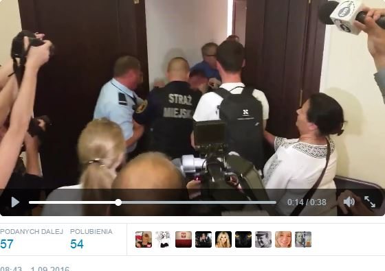 Awantura na sesji rady Warszawy, bijatyka ze strażą miejską. Afera reprywatyzacyjna trzęsie stolicą (video)