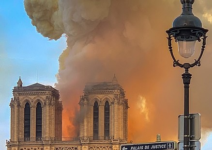 TVN dotarł do zaskakujących informacji. Tuż przed wybuchem pożaru Notre Dame zamontowano kamery
