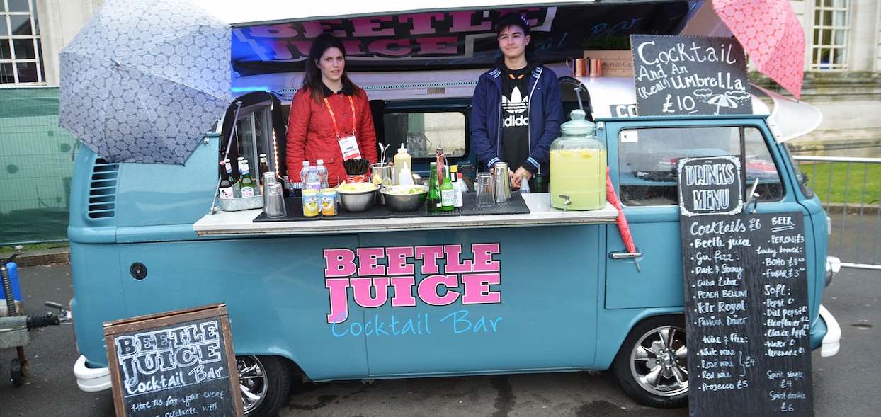Ile zarabia się w food trucku? Fast food na kółkach pozwala się dorobić