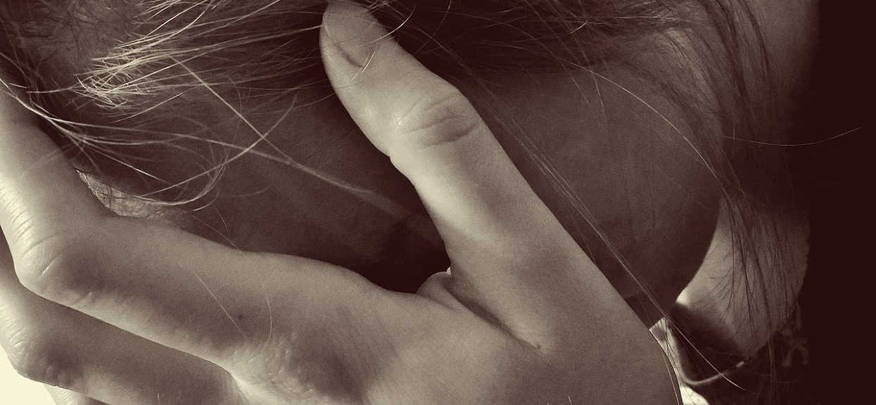 To może się bardzo źle skończyć. Zdjęcia ciężarnej kobiety po zabiegu henny brwi ostrzeżeniem