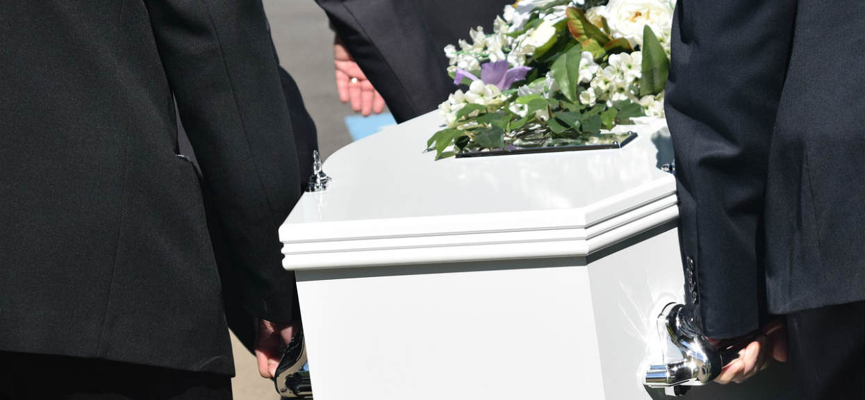 Koszmar nastolatki. Oskarżyła dyrektora szkoły, spalili ją żywcem