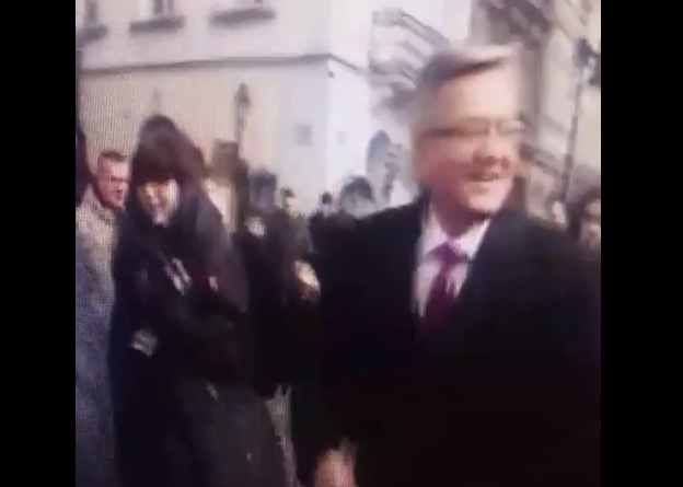 Wpadka prezydenta. Chodził po Poznaniu z rozpiętym rozporkiem (VIDEO)