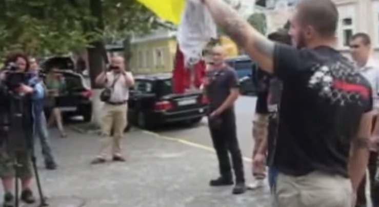 Ukraińscy neonaziści odcięli głowę kukle polskiego prezydenta (VIDEO)