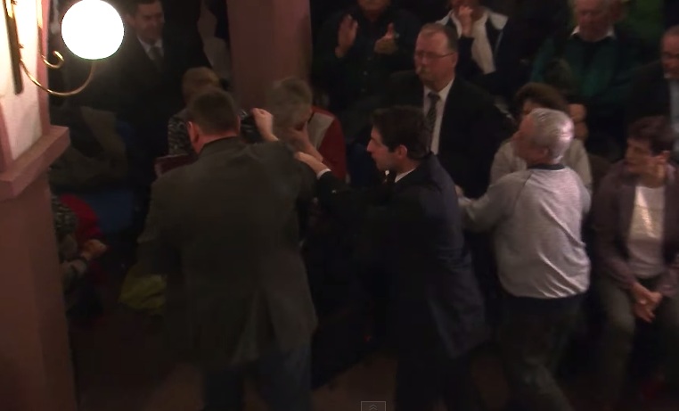 Incydent na spotkaniu Andrzeja Dudy z wyborcami. Bezdomny został wywleczony z sali