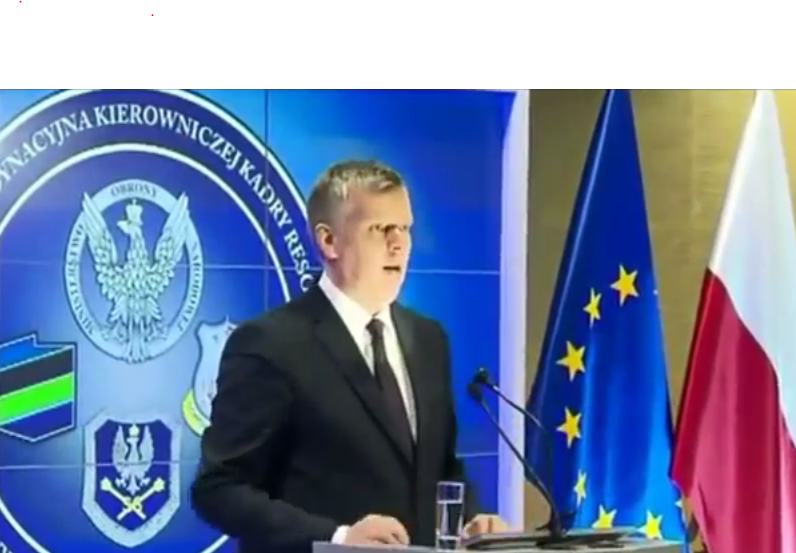 Minister obrony pomylił mikrofon z lampą. Czytał pod światło