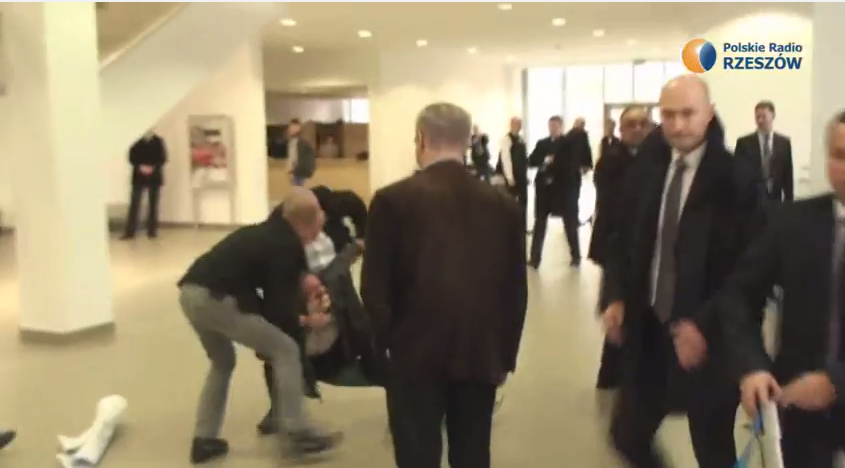 Zakłócał spotkanie z Komorowskim. Zatkali mu usta taśmą! (video)
