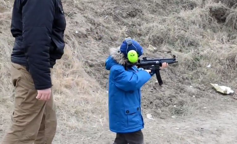 7-latek na polskiej strzelnicy uczy się strzelać z MP5 (video)