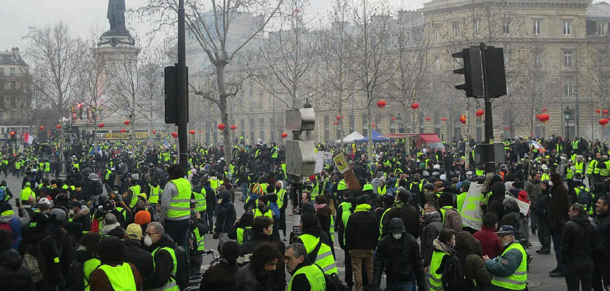 Tysiące demonstrantów na ulicach Francji. Są wściekli, że rząd odbuduje Notre Dame