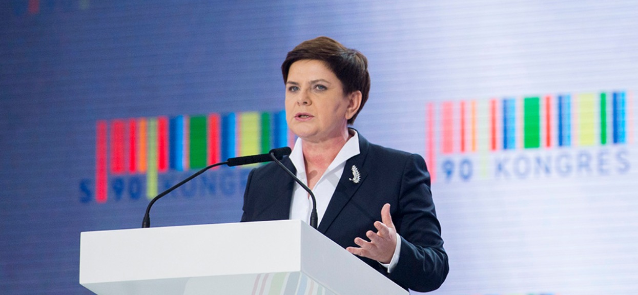 Życzenia świąteczne od Szydło. Jeden drobiazg zwraca uwagę