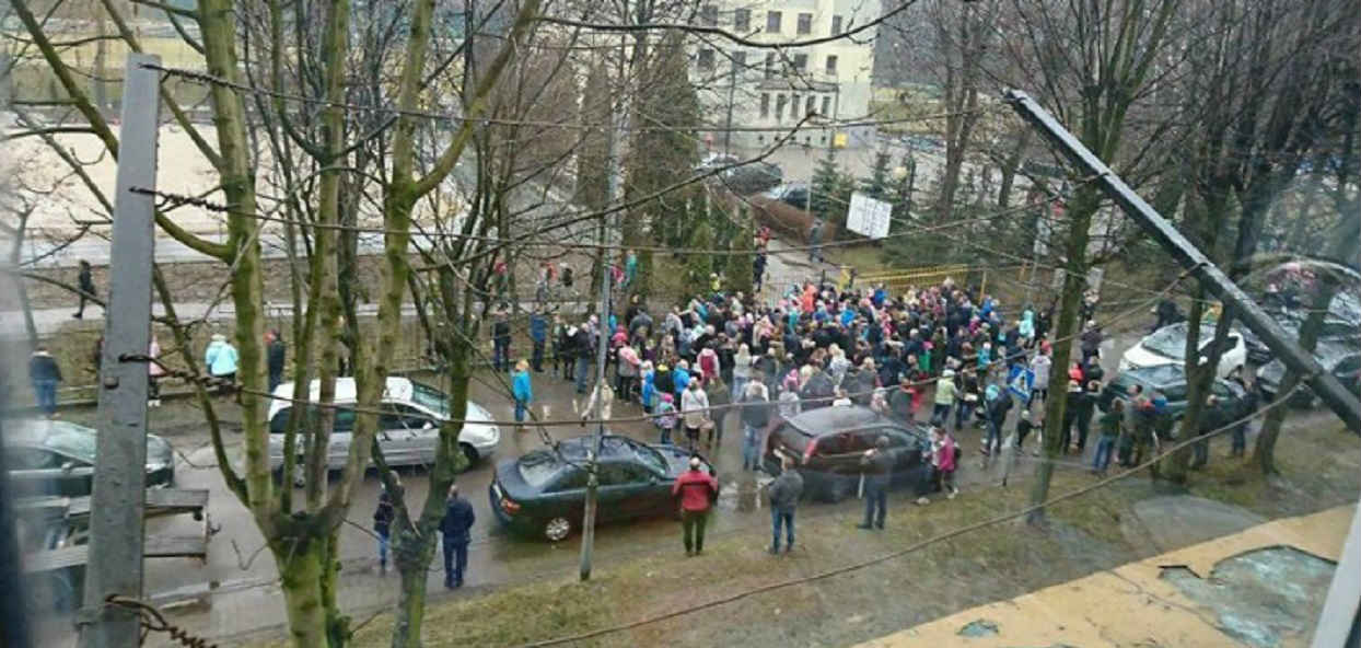 Co za wstyd. Dorośli bili się z dziećmi o jajka niespodzianki