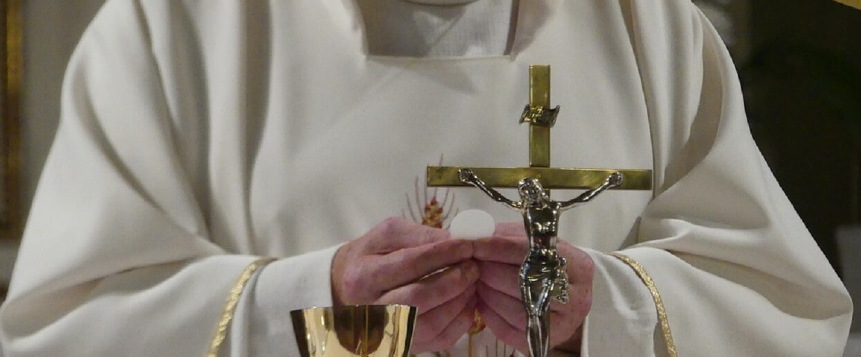 Polski ksiądz oszalał w Wielkanoc. Darł flagi i wyzywał ludzi, dantejskie sceny w kościele