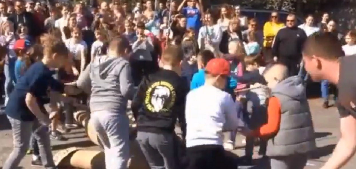 Potworny skandal! Okładali kijami żydowską kukłę Judasza. "Bij w brzuch! Za to, że chcą odszkodowań od Polski" (WIDEO)