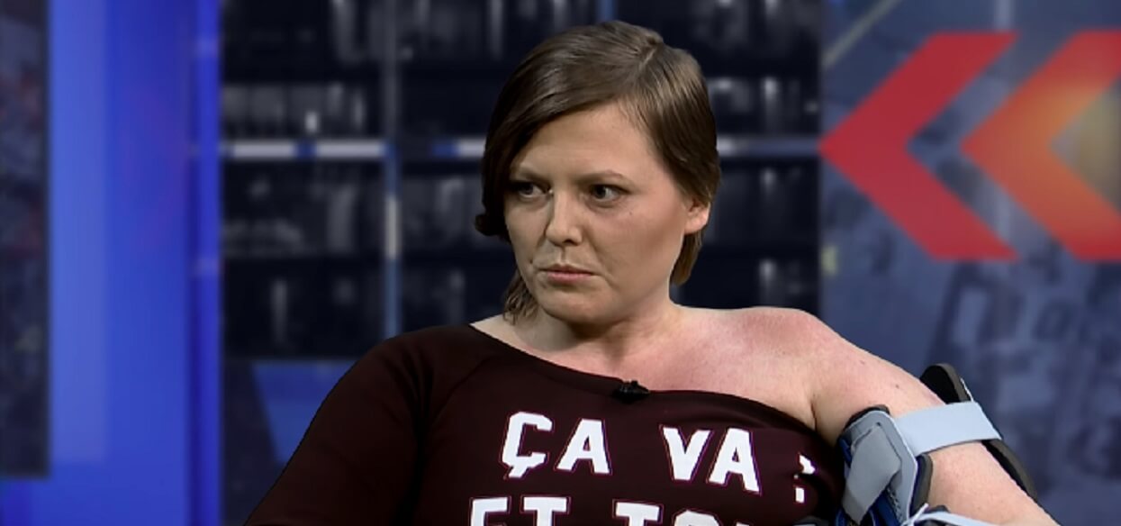 Niepełnosprawna Isabel Marcinkiewicz biegnie na wywiad do telewizji. Twierdzi, że tonie w długach, a pod budynek zajechała taksówką