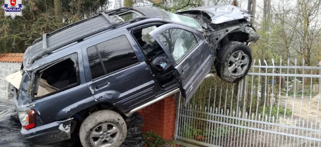 Policjanci byli w szoku, gdy to zobaczyli w świąteczną niedzielę. Kierowca był tak pijany, że zaparkował na bramie