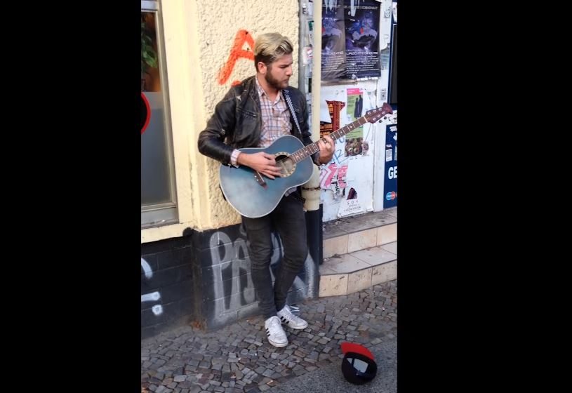 Genialne. Grasz sobie spokojnie muzykę na ulicy i nagle podchodzi łysy typ (video)
