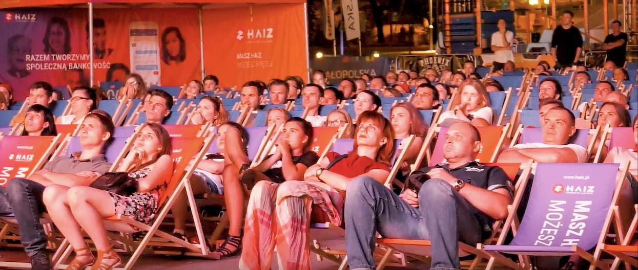 Kino letnie zyskuje popularność. Gdzie oglądać filmy "pod chmurką"?
