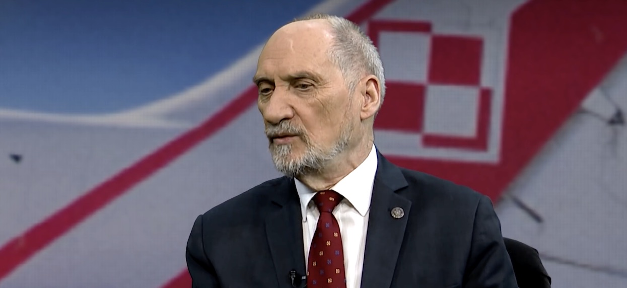 Dziennikarze odkryli niewygodne fakty. Macierewicz ukrywa informacje o Smoleńsku