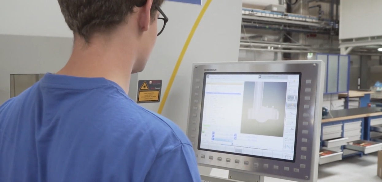 Ile zarabia operator CNC, a ile programista - w Polsce i za granicą