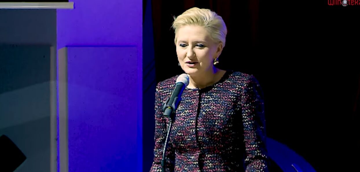 Agata Duda urobiona po łokcie sadzi drzewka i kopie łopatą. Oczy wam wyjdą z orbit (Zdjęcia)
