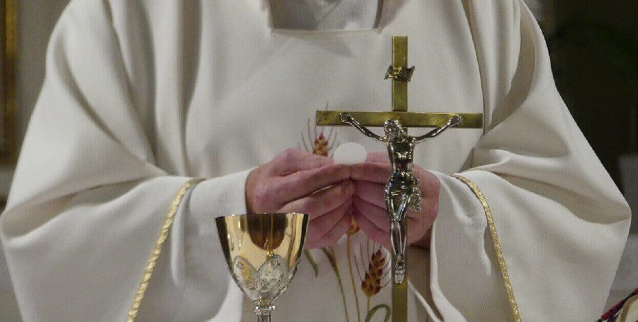 Decyzja młodej matki rozjuszyła księdza. Tuż przed porodem i od razu po zaczął żenujące kazania w kierunku Moniki