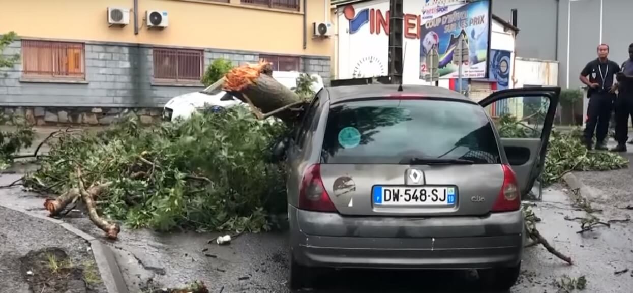 Trzy osoby nie żyją. Cyklon Kenneth zaatakował porywistym wiatrem z siłą 220 km/godz