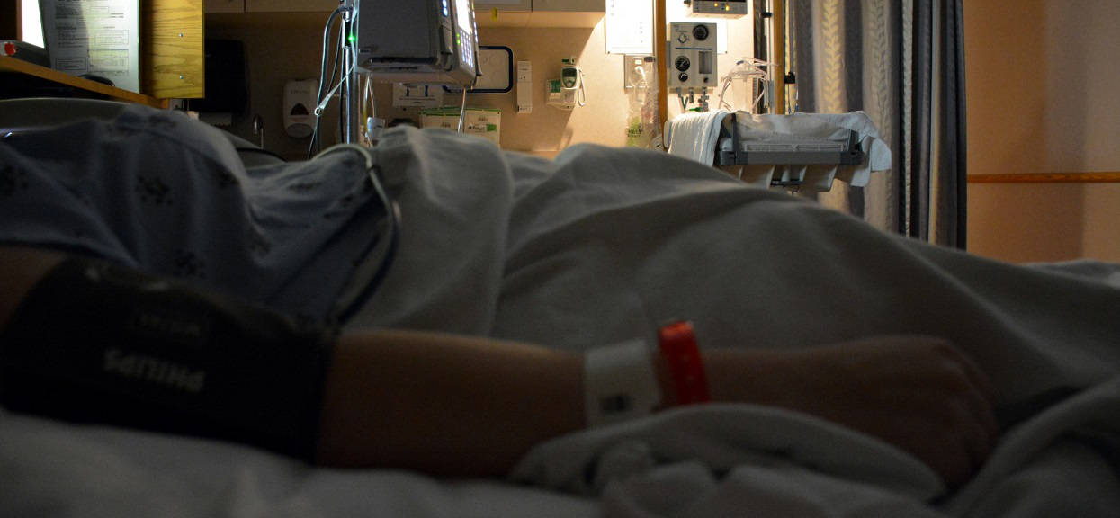 Młoda kobieta tuż przed śmiercią wypowiedziała porażająco smutne słowa. Skierowała je do rodziny