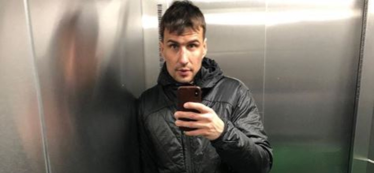 Kolejne szczegóły ws. afery z Jarosławem Bieniukiem. Media podały, co było w jego słynnej walizce