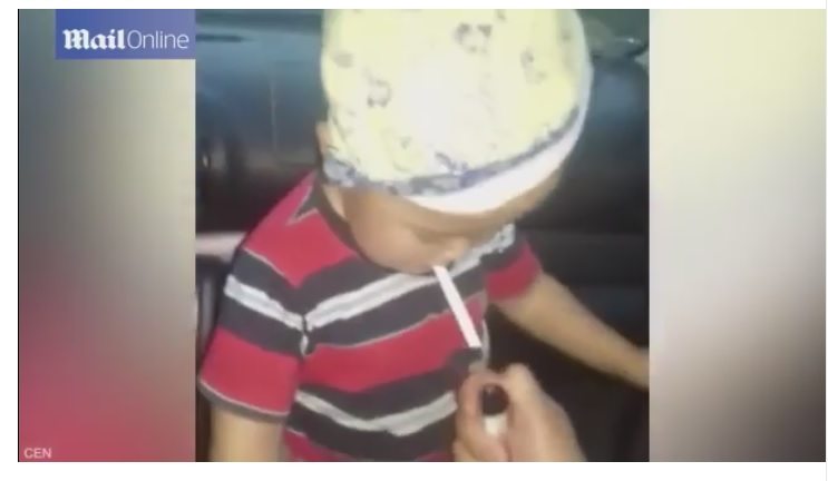 Matka nagrała jak uczy 2-letniego syna palić papierosy (video)