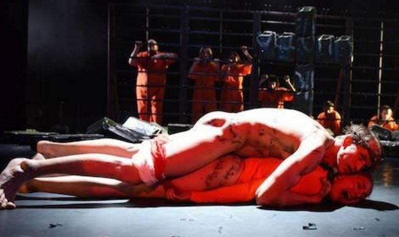 Flaga Polski wyciągnięta z pochwy muzułmanki, Chrystus gwałci Arabkę, czyli sztuka w Teatrze Polskim