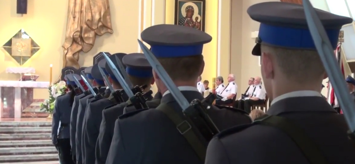 Ksiądz zrugał policjantów za zachowanie w kościele. Odpowiedź ich władz jest zaskakująca
