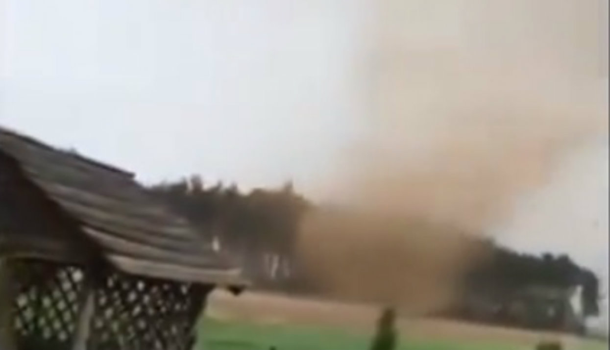 Nad Wielkopolską przeszła trąba powietrzna. Pozrywane dachy, połamane drzewa