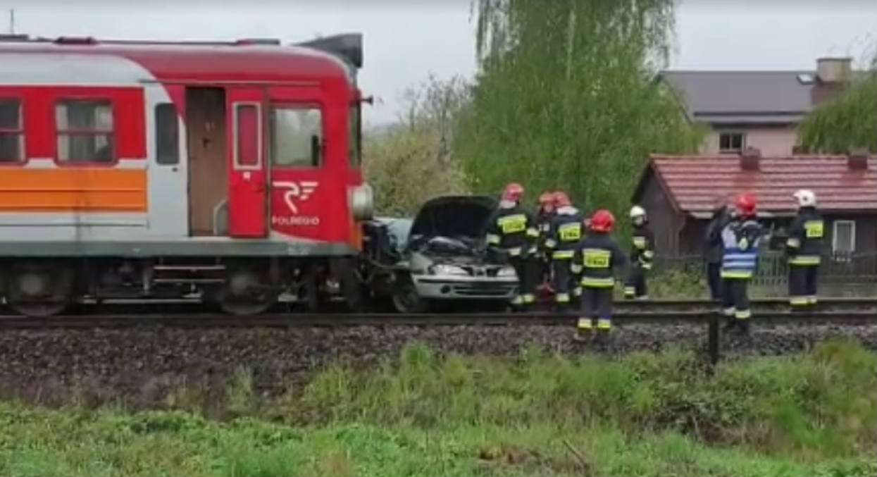 Polsat informuje o tragedii na południu Polski. Auto wjechało pod pociąg