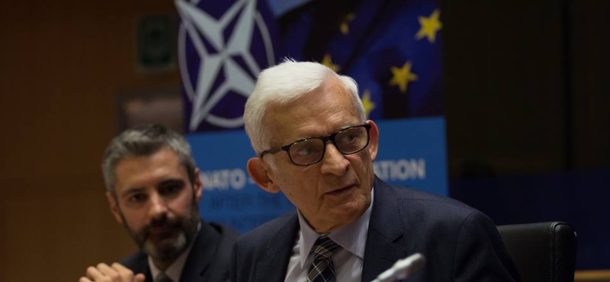 Były polski premier zbiera śmieci. Został sfotografowany, zdjęcie podbija sieć