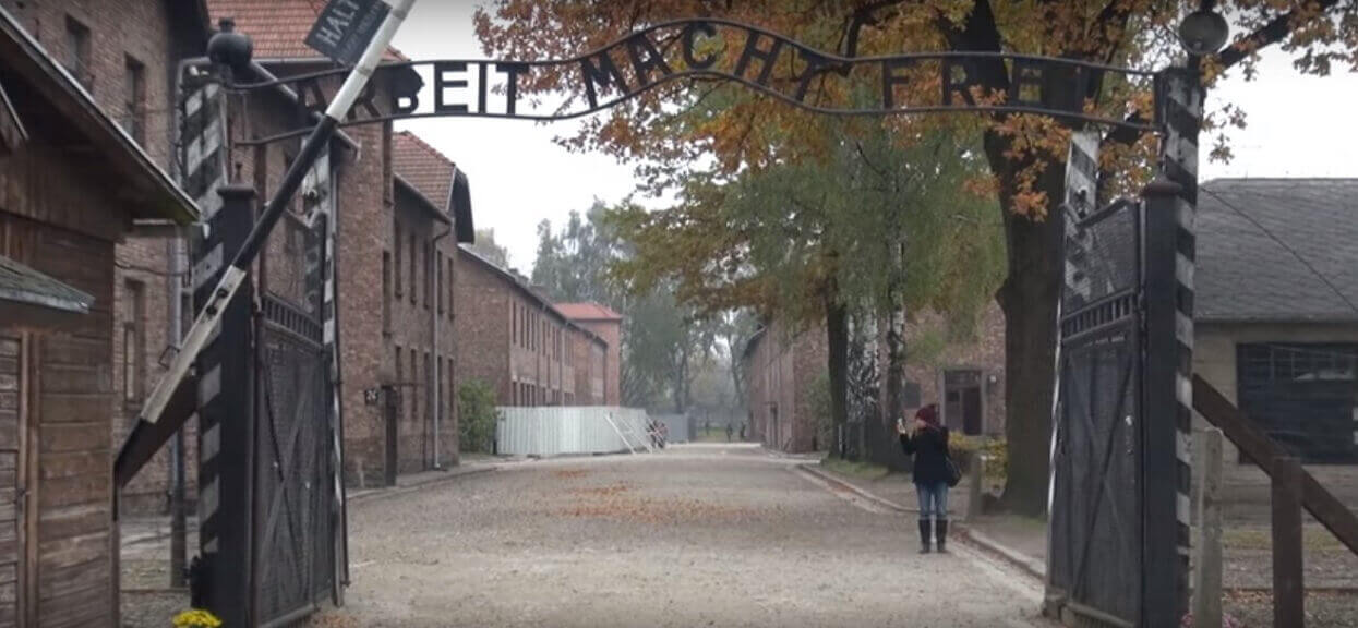 Wygłupiają się w Auschwitz i robią radosne zdjęcia. Nie obchodzi ich, że zginęły tam miliony ludzi