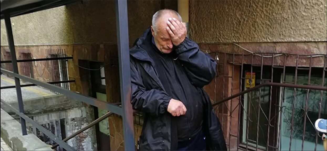Skandal. Pan Janek latami harował na księdza i mieszkał w jego toalecie. Upodlony, właśnie został wyrzucony na bruk