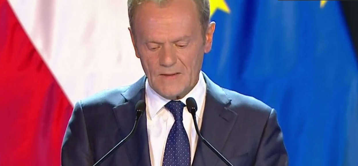 Smutne słowa Donalda Tuska o zmarłym, na wykładzie. Ludzie stali w ciszy