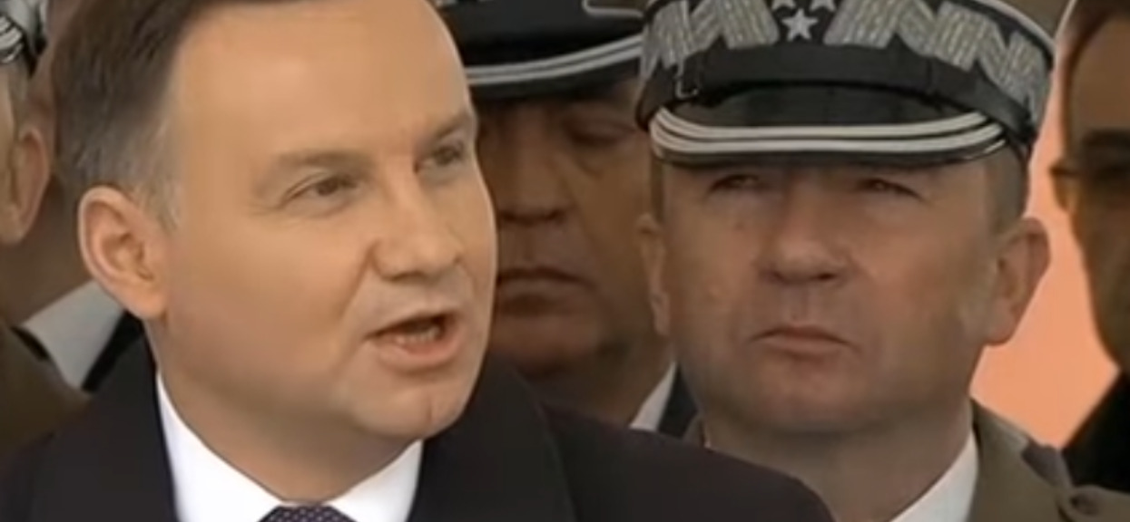 Pracownik Dudy zasnął podczas jego przemówienia. Tuż za plecami Prezydenta