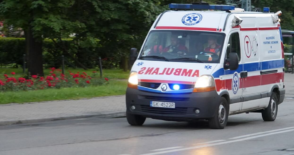 Malutkie dziecko wypadło z trzeciego piętra. Matka była w mieszkaniu