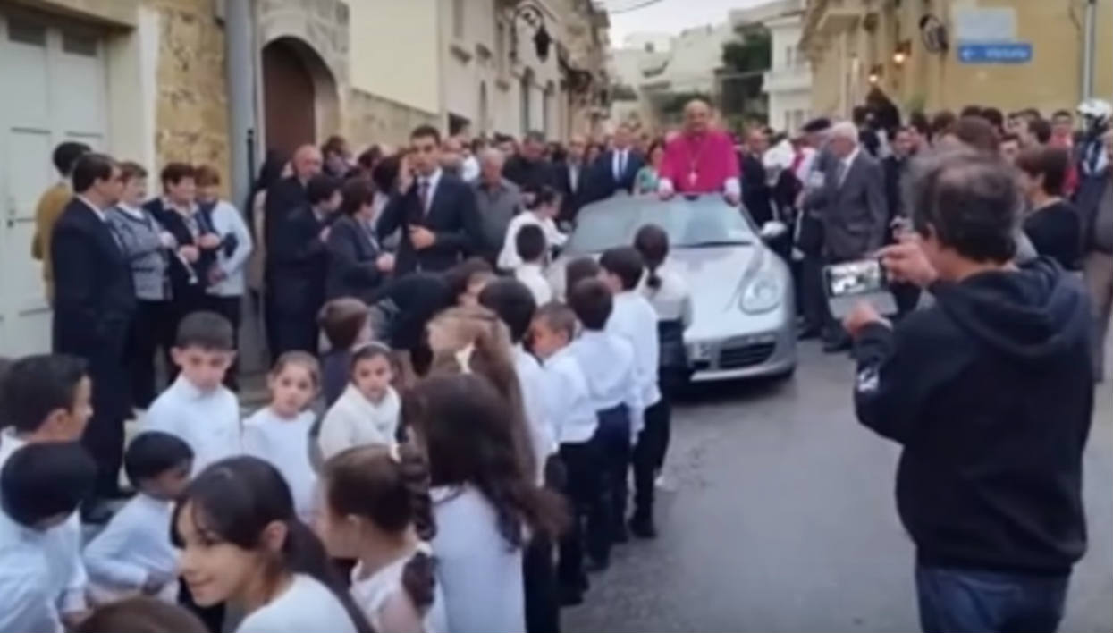 Jak można było na to pozwolić? Ksiądz zrobił sobie powóz z Porshe, ciągnęły go dzieci (wideo)