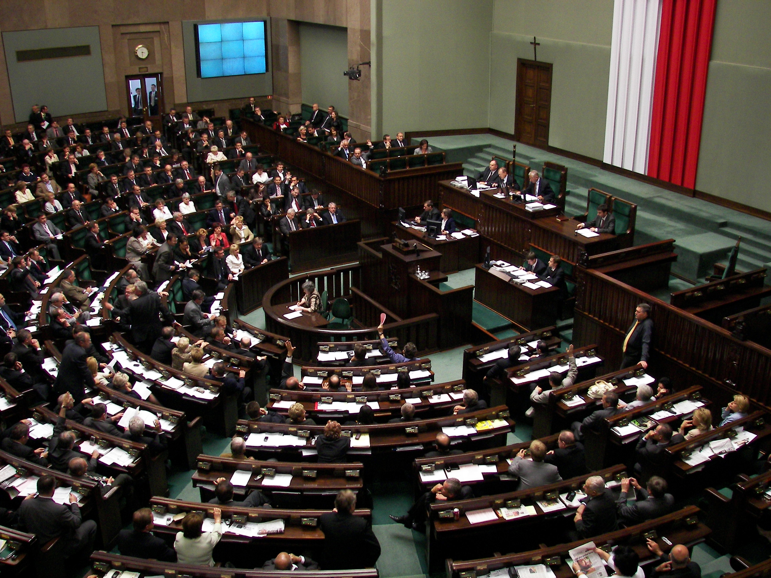 To badanie szokuje. Miliony Polaków myślą, że PiS jest w opozycji do rządu