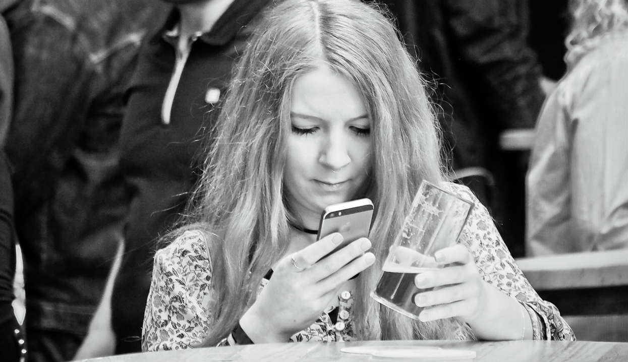 Alicja zobaczyła wiadomości w telefonie ojca. To co tam przeczytała, zburzyło jej świat