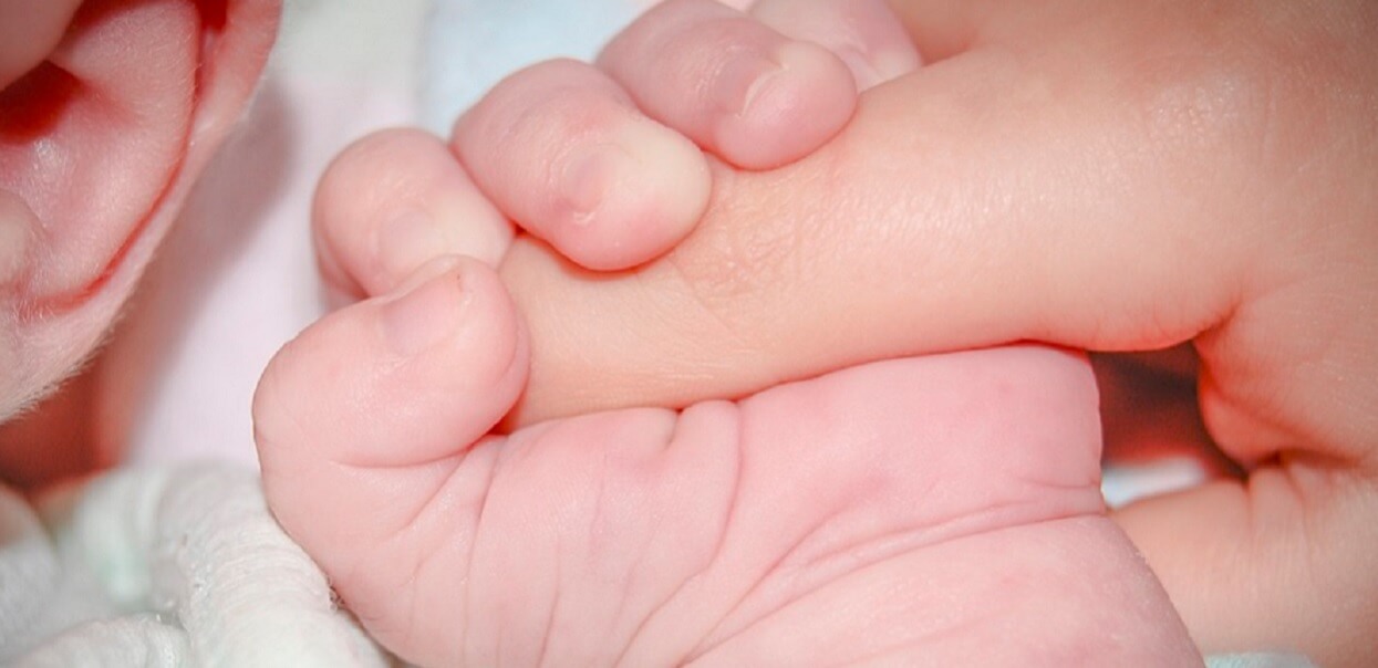 Dziewczynka płakała z bólu. Mama przypadkiem odkryła, co personel robił ze stópkami dziecka