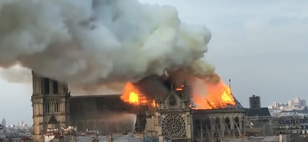 Strażacy, którzy gasili pożar Notre Dame zbiorowo zgwałcili 20-latkę? Wstrząsające doniesienia