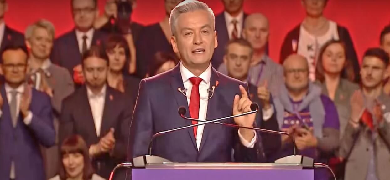 Biedroń je kremówkę i cytuje Jana Pawła II. Niewinnym zdjęciem oburzył większość katolików