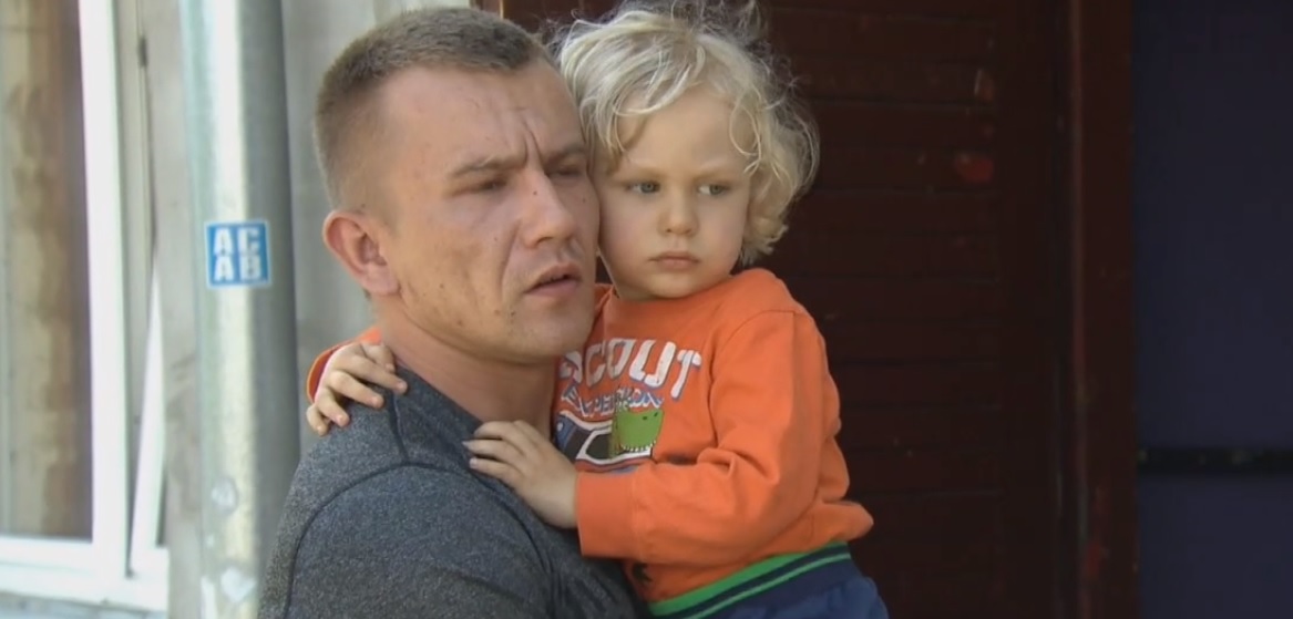 Niewyobrażalny koszmar w polskiej miejscowości, afera wstrząsa krajem. 2,5-latek jest bity, nikt nie reaguje