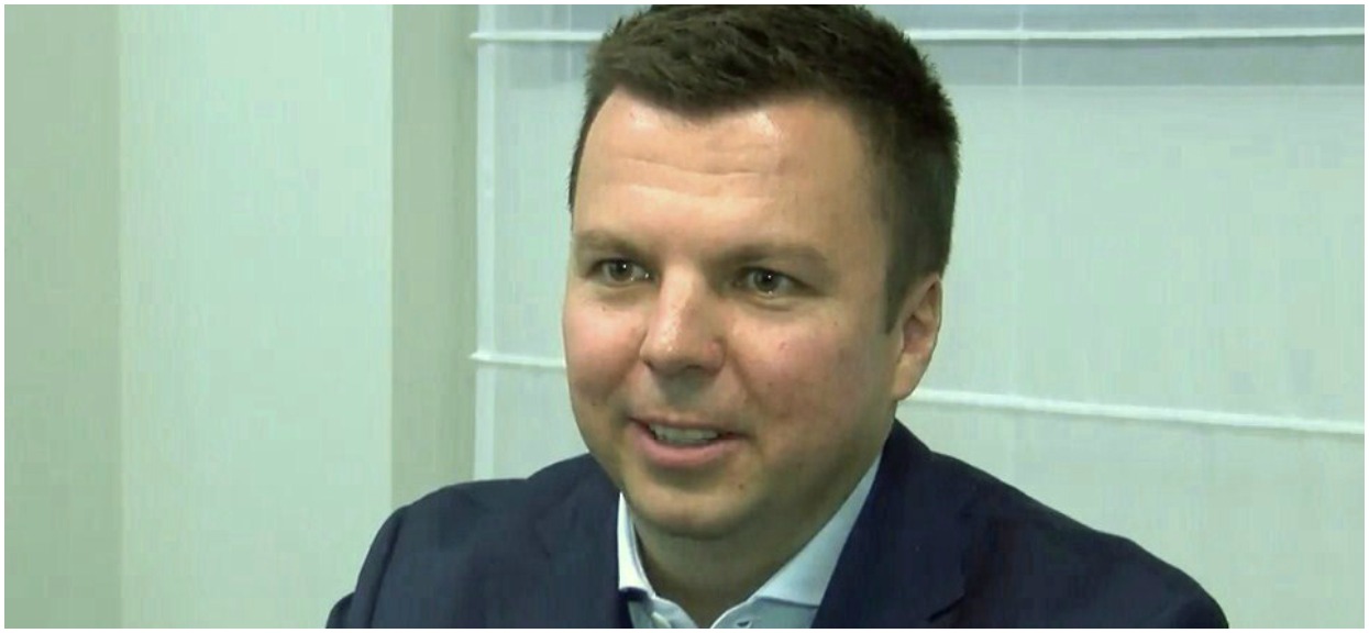 Falenta odsiaduje wyrok za zlecenie podsłuchów. W więzieniu ma basen, kort tenisowy i lekcje hiszpańskiego