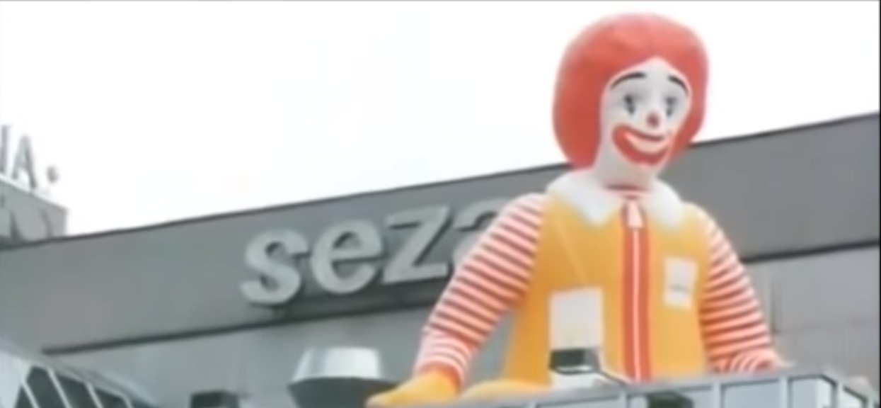 Kiedy powstał pierwszy McDonald w Polsce? Polacy rozsmakowali się w hamburgerach