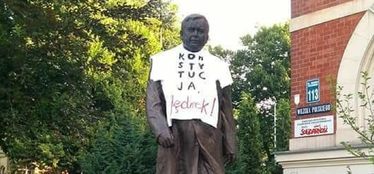 Koszulka z "Konstytucją" nie obraża Kaczyńskiego. Sąd nie uruchomi postępowania