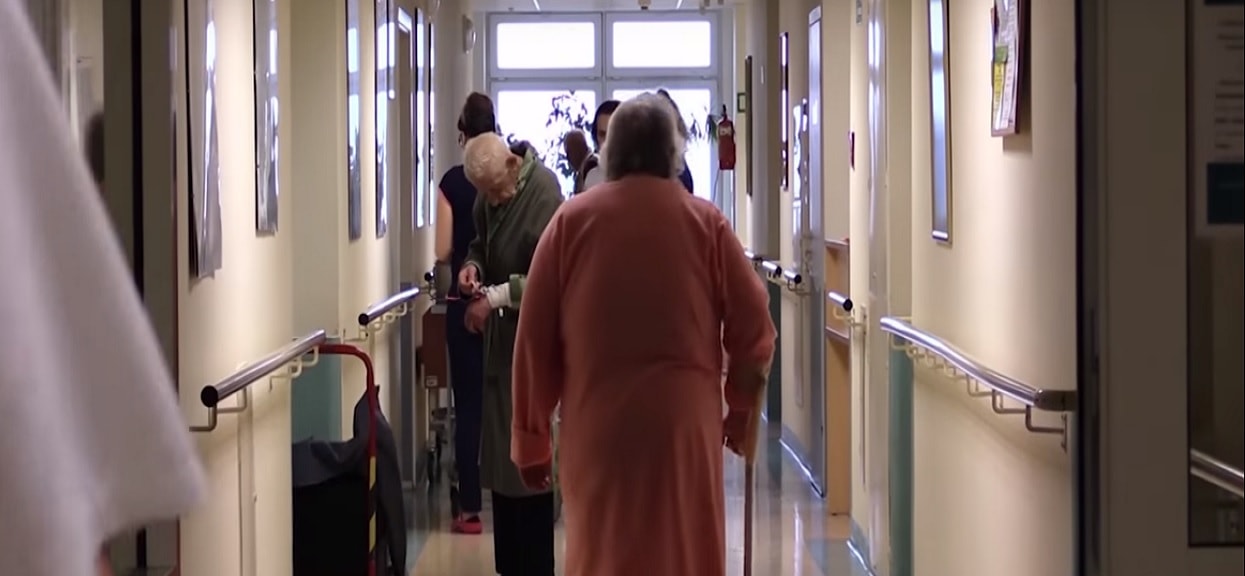 Szpital nie przyjął starszej pacjentki, która "pluła krwią i nie mogła oddychać". Chwilę potem zmarła